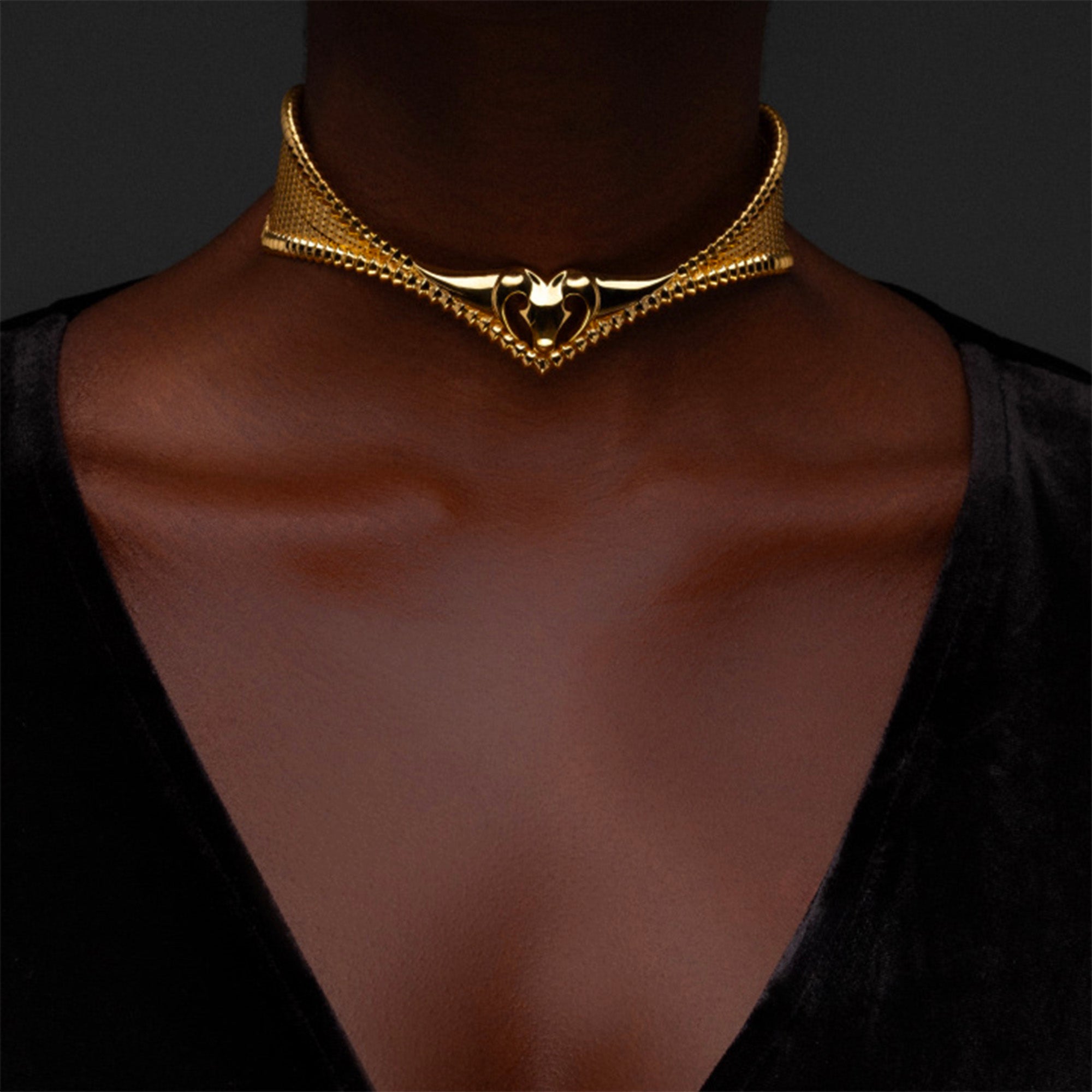 The Izar Choker in yellow gold worn by a model
